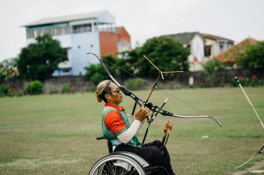 NPC atletleri için okçuluk eğitimi (Ulusal Engelliler Komitesi) Yogyakarta özel bölgesi XX-2020 Ulusal Spor Haftası (PON) için hazırlanıyor. : Yogyakarta, Endonezya - 21 Ağustos 2021