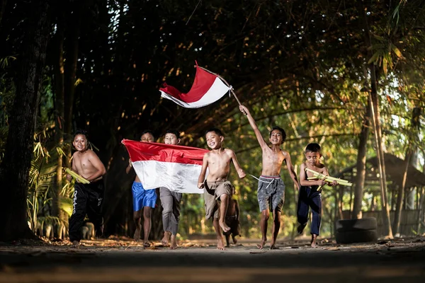 Foto Konsep Anak Anak Desa Yang Bersemangat Dan Bermain Dalam — Stok Foto