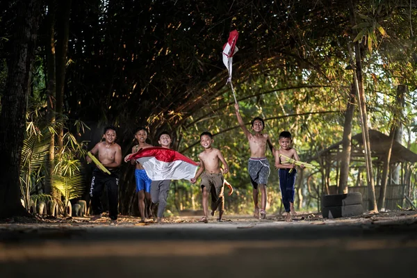 Foto Konsep Anak Anak Desa Yang Bersemangat Dan Bermain Dalam — Stok Foto