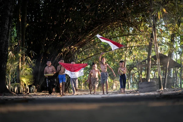 Foto Konsep Anak Anak Desa Yang Bersemangat Dan Bermain Dalam — Stok Foto