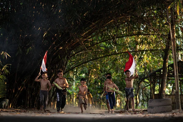 Koncepció Fotó Falusi Gyerekek Akik Izgatottak Játszani Indonéz Függetlenségi Kiadás — Stock Fotó