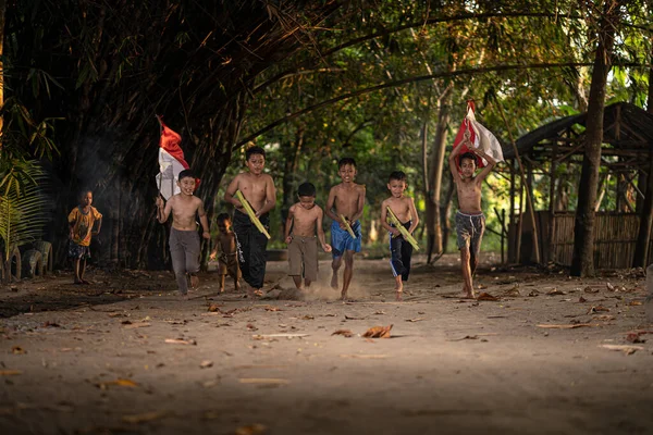 Foto Konsep Anak Anak Desa Yang Bersemangat Dan Bermain Dalam — Stok Foto