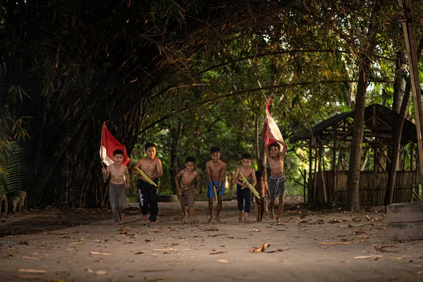 Концепция Фотографии Сельских Детей Которые Взволнованы Играют Индонезийской Версии Независимости — стоковое фото