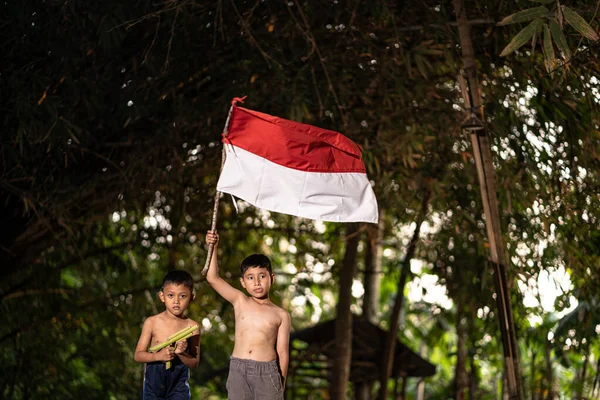 Konzeptfoto Von Dorfkindern Die Aufgeregt Sind Und Der Indonesischen Unabhängigkeitsausgabe — Stockfoto