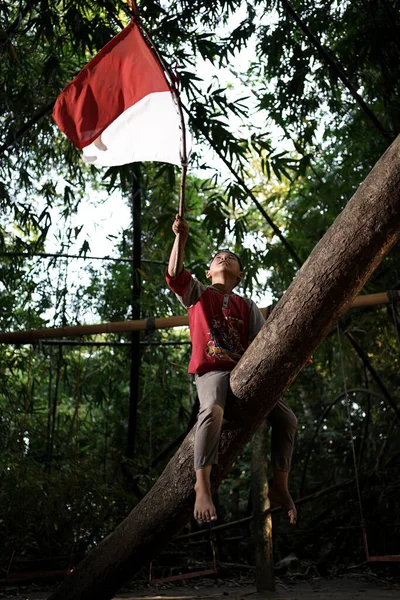 Konzeptfoto Von Dorfkindern Die Aufgeregt Sind Und Der Indonesischen Unabhängigkeitsausgabe — Stockfoto