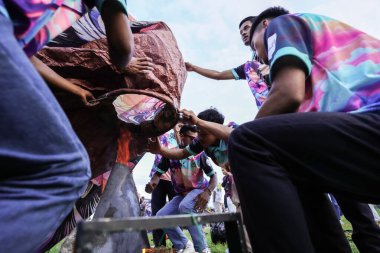 WONOSOBO, INDONESIA - 3 Nisan 2025: Semayu sahasında Kurban Bayramı 'nı kutlamak için yapılan geleneksel Wonosobo sıcak hava balonu festivali heyecanı.