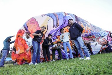 WONOSOBO, INDONESIA - 3 Nisan 2025: Semayu sahasında Kurban Bayramı 'nı kutlamak için yapılan geleneksel Wonosobo sıcak hava balonu festivali heyecanı.