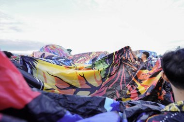 WONOSOBO, INDONESIA - 3 Nisan 2025: Semayu sahasında Kurban Bayramı 'nı kutlamak için yapılan geleneksel Wonosobo sıcak hava balonu festivali heyecanı.