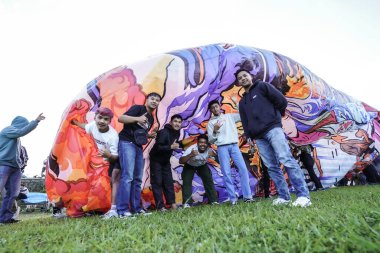 WONOSOBO, INDONESIA - 3 Nisan 2025: Semayu sahasında Kurban Bayramı 'nı kutlamak için yapılan geleneksel Wonosobo sıcak hava balonu festivali heyecanı.