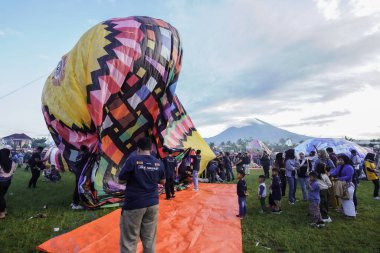 WONOSOBO, INDONESIA - 3 Nisan 2025: Semayu sahasında Kurban Bayramı 'nı kutlamak için yapılan geleneksel Wonosobo sıcak hava balonu festivali heyecanı.