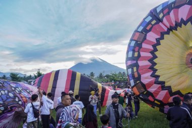 WONOSOBO, INDONESIA - 3 Nisan 2025: Semayu sahasında Kurban Bayramı 'nı kutlamak için yapılan geleneksel Wonosobo sıcak hava balonu festivali heyecanı.