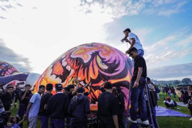 WONOSOBO, INDONESIA - 3 Nisan 2025: Semayu sahasında Kurban Bayramı 'nı kutlamak için yapılan geleneksel Wonosobo sıcak hava balonu festivali heyecanı.