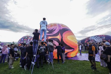 WONOSOBO, INDONESIA - 3 Nisan 2025: Semayu sahasında Kurban Bayramı 'nı kutlamak için yapılan geleneksel Wonosobo sıcak hava balonu festivali heyecanı.