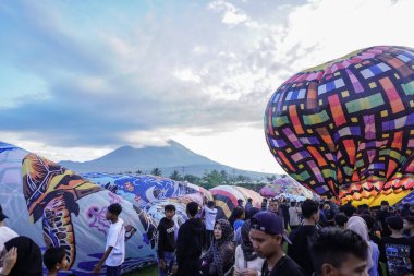 WONOSOBO, INDONESIA - 3 Nisan 2025: Semayu sahasında Kurban Bayramı 'nı kutlamak için yapılan geleneksel Wonosobo sıcak hava balonu festivali heyecanı.