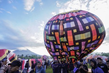 WONOSOBO, INDONESIA - 3 Nisan 2025: Semayu sahasında Kurban Bayramı 'nı kutlamak için yapılan geleneksel Wonosobo sıcak hava balonu festivali heyecanı.