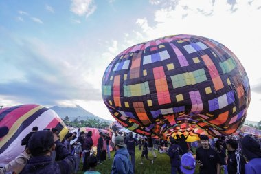 WONOSOBO, INDONESIA - 3 Nisan 2025: Semayu sahasında Kurban Bayramı 'nı kutlamak için yapılan geleneksel Wonosobo sıcak hava balonu festivali heyecanı.