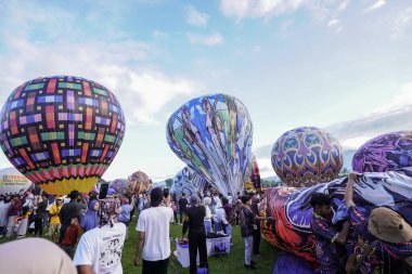 WONOSOBO, INDONESIA - 3 Nisan 2025: Semayu sahasında Kurban Bayramı 'nı kutlamak için yapılan geleneksel Wonosobo sıcak hava balonu festivali heyecanı.
