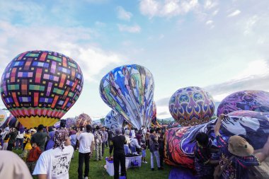 WONOSOBO, INDONESIA - 3 Nisan 2025: Semayu sahasında Kurban Bayramı 'nı kutlamak için yapılan geleneksel Wonosobo sıcak hava balonu festivali heyecanı.