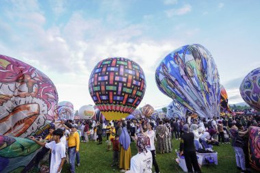 WONOSOBO, INDONESIA - 3 Nisan 2025: Semayu sahasında Kurban Bayramı 'nı kutlamak için yapılan geleneksel Wonosobo sıcak hava balonu festivali heyecanı.