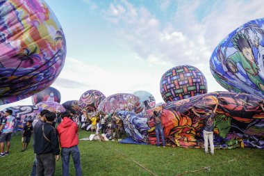 WONOSOBO, INDONESIA - 3 Nisan 2025: Semayu sahasında Kurban Bayramı 'nı kutlamak için yapılan geleneksel Wonosobo sıcak hava balonu festivali heyecanı.