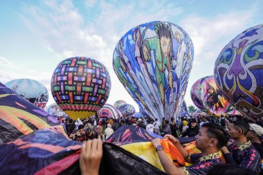 WONOSOBO, INDONESIA - 3 Nisan 2025: Semayu sahasında Kurban Bayramı 'nı kutlamak için yapılan geleneksel Wonosobo sıcak hava balonu festivali heyecanı.