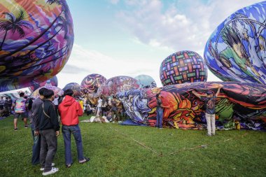 WONOSOBO, INDONESIA - 3 Nisan 2025: Semayu sahasında Kurban Bayramı 'nı kutlamak için yapılan geleneksel Wonosobo sıcak hava balonu festivali heyecanı.