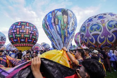 WONOSOBO, INDONESIA - 3 Nisan 2025: Semayu sahasında Kurban Bayramı 'nı kutlamak için yapılan geleneksel Wonosobo sıcak hava balonu festivali heyecanı.