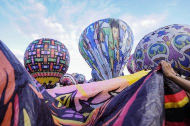 WONOSOBO, INDONESIA - 3 Nisan 2025: Semayu sahasında Kurban Bayramı 'nı kutlamak için yapılan geleneksel Wonosobo sıcak hava balonu festivali heyecanı.