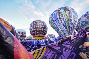 WONOSOBO, INDONESIA - 3 Nisan 2025: Semayu sahasında Kurban Bayramı 'nı kutlamak için yapılan geleneksel Wonosobo sıcak hava balonu festivali heyecanı.