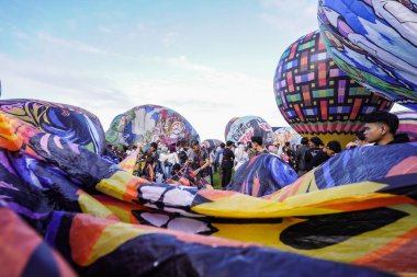 WONOSOBO, INDONESIA - 3 Nisan 2025: Semayu sahasında Kurban Bayramı 'nı kutlamak için yapılan geleneksel Wonosobo sıcak hava balonu festivali heyecanı.