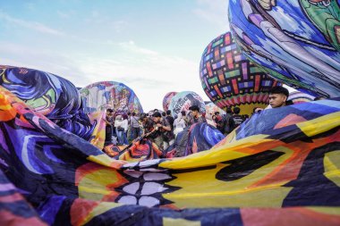 WONOSOBO, INDONESIA - 3 Nisan 2025: Semayu sahasında Kurban Bayramı 'nı kutlamak için yapılan geleneksel Wonosobo sıcak hava balonu festivali heyecanı.