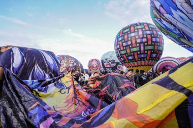 WONOSOBO, INDONESIA - 3 Nisan 2025: Semayu sahasında Kurban Bayramı 'nı kutlamak için yapılan geleneksel Wonosobo sıcak hava balonu festivali heyecanı.