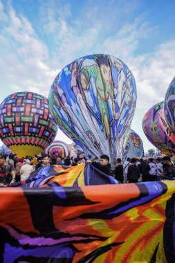 WONOSOBO, INDONESIA - 3 Nisan 2025: Semayu sahasında Kurban Bayramı 'nı kutlamak için yapılan geleneksel Wonosobo sıcak hava balonu festivali heyecanı.