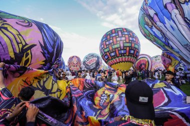 WONOSOBO, INDONESIA - 3 Nisan 2025: Semayu sahasında Kurban Bayramı 'nı kutlamak için yapılan geleneksel Wonosobo sıcak hava balonu festivali heyecanı.