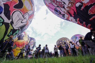 WONOSOBO, INDONESIA - 3 Nisan 2025: Semayu sahasında Kurban Bayramı 'nı kutlamak için yapılan geleneksel Wonosobo sıcak hava balonu festivali heyecanı.