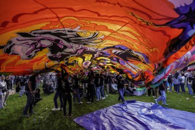 WONOSOBO, INDONESIA - 3 Nisan 2025: Semayu sahasında Kurban Bayramı 'nı kutlamak için yapılan geleneksel Wonosobo sıcak hava balonu festivali heyecanı.