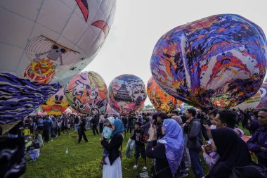 WONOSOBO, INDONESIA - 3 Nisan 2025: Semayu sahasında Kurban Bayramı 'nı kutlamak için yapılan geleneksel Wonosobo sıcak hava balonu festivali heyecanı.