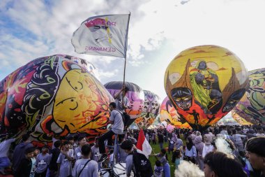 WONOSOBO, INDONESIA - 3 Nisan 2025: Semayu sahasında Kurban Bayramı 'nı kutlamak için yapılan geleneksel Wonosobo sıcak hava balonu festivali heyecanı.