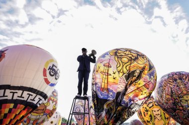 WONOSOBO, INDONESIA - 3 Nisan 2025: Semayu sahasında Kurban Bayramı 'nı kutlamak için yapılan geleneksel Wonosobo sıcak hava balonu festivali heyecanı.