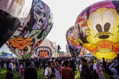 WONOSOBO, INDONESIA - 3 Nisan 2025: Semayu sahasında Kurban Bayramı 'nı kutlamak için yapılan geleneksel Wonosobo sıcak hava balonu festivali heyecanı.