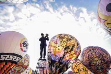 WONOSOBO, INDONESIA - 3 Nisan 2025: Semayu sahasında Kurban Bayramı 'nı kutlamak için yapılan geleneksel Wonosobo sıcak hava balonu festivali heyecanı.