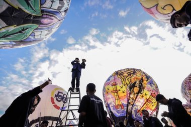 WONOSOBO, INDONESIA - 3 Nisan 2025: Semayu sahasında Kurban Bayramı 'nı kutlamak için yapılan geleneksel Wonosobo sıcak hava balonu festivali heyecanı.