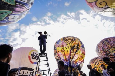 WONOSOBO, INDONESIA - 3 Nisan 2025: Semayu sahasında Kurban Bayramı 'nı kutlamak için yapılan geleneksel Wonosobo sıcak hava balonu festivali heyecanı.
