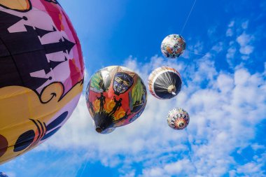 WONOSOBO, INDONESIA - 3 Nisan 2025: Semayu sahasında Kurban Bayramı 'nı kutlamak için yapılan geleneksel Wonosobo sıcak hava balonu festivali heyecanı.