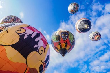 WONOSOBO, INDONESIA - 3 Nisan 2025: Semayu sahasında Kurban Bayramı 'nı kutlamak için yapılan geleneksel Wonosobo sıcak hava balonu festivali heyecanı.