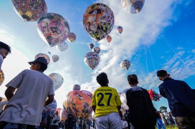 WONOSOBO, INDONESIA - 3 Nisan 2025: Semayu sahasında Kurban Bayramı 'nı kutlamak için yapılan geleneksel Wonosobo sıcak hava balonu festivali heyecanı.