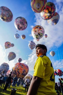 WONOSOBO, INDONESIA - 3 Nisan 2025: Semayu sahasında Kurban Bayramı 'nı kutlamak için yapılan geleneksel Wonosobo sıcak hava balonu festivali heyecanı.