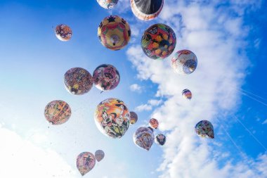 WONOSOBO, INDONESIA - 3 Nisan 2025: Semayu sahasında Kurban Bayramı 'nı kutlamak için yapılan geleneksel Wonosobo sıcak hava balonu festivali heyecanı.