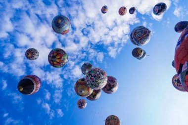 WONOSOBO, INDONESIA - 3 Nisan 2025: Semayu sahasında Kurban Bayramı 'nı kutlamak için yapılan geleneksel Wonosobo sıcak hava balonu festivali heyecanı.