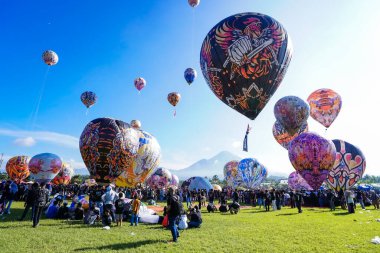 WONOSOBO, INDONESIA - 3 Nisan 2025: Semayu sahasında Kurban Bayramı 'nı kutlamak için yapılan geleneksel Wonosobo sıcak hava balonu festivali heyecanı.